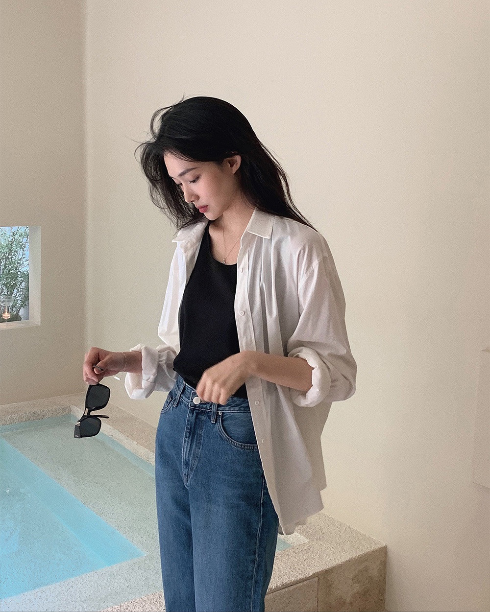 6 cách diện sơ mi thật phong cách khi đi du lịch- Ảnh 12.