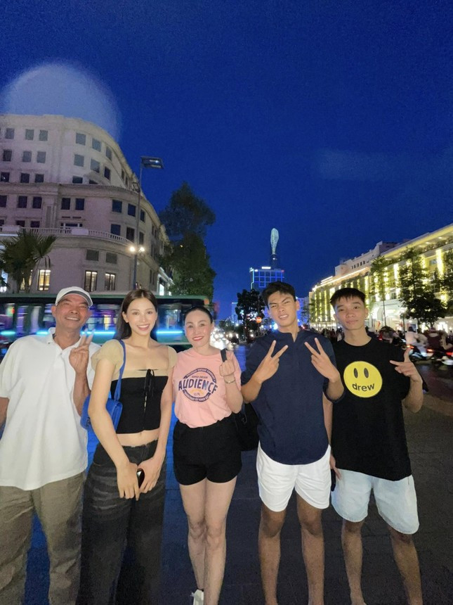 Em trai cao hơn 1,8 m của Hoa hậu Tiểu Vy ảnh 1