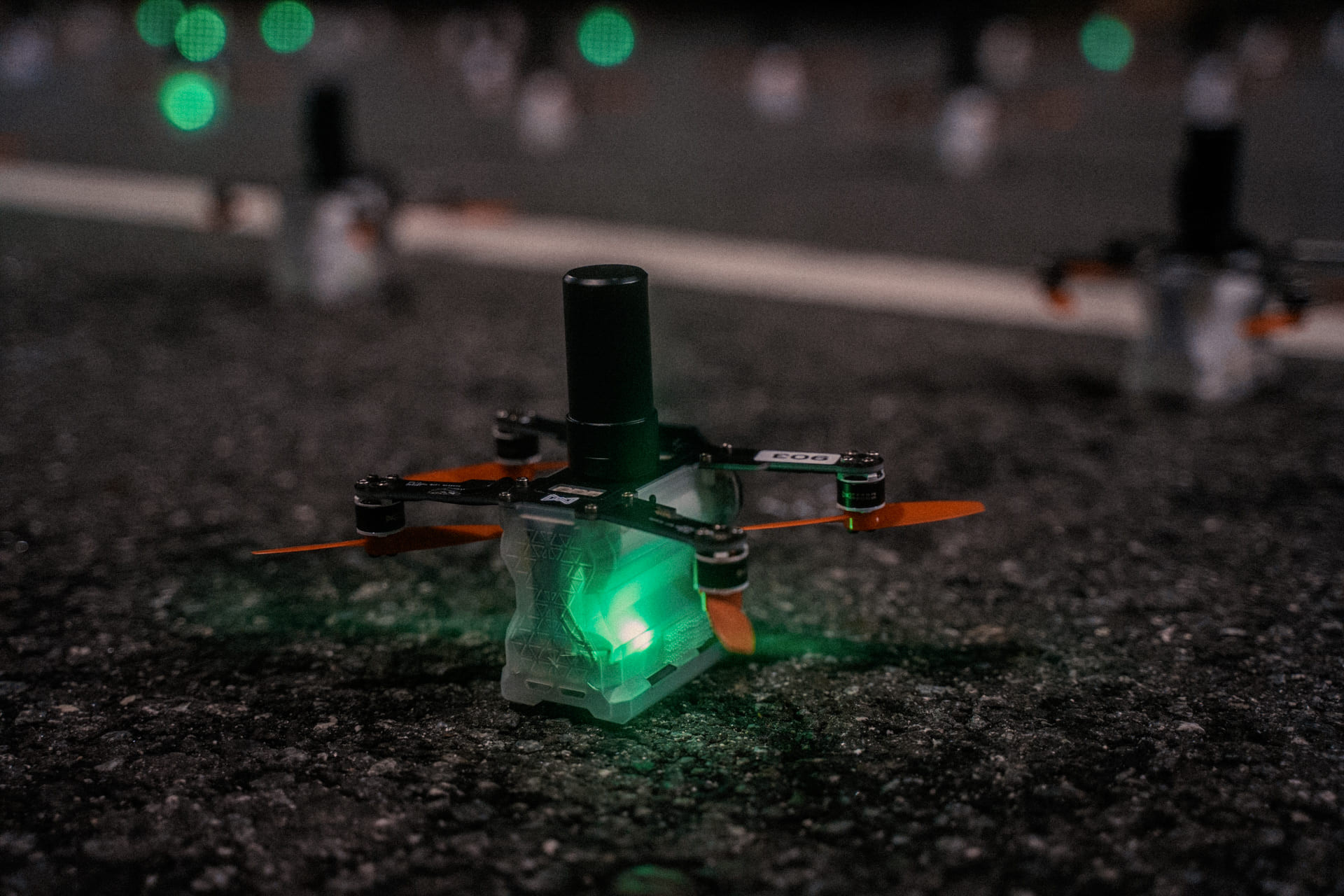 Hé lộ bí mật đằng sau màn trình diễn hàng nghìn drone trên trời: Dùng 200 chiếc đã tốn hơn 2,5 tỷ- Ảnh 2.