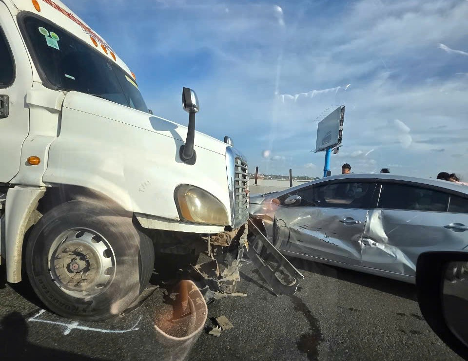 Hiện trường 3 xe ô tô tông liên hoàn trên cao tốc- Ảnh 1.