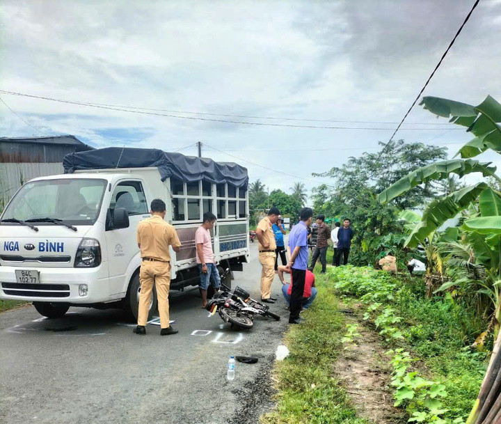 Dựng lại hiện trường vụ tai nạn giao thông khiến em N.N.B.T thiệt mạng.