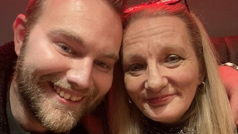 Sau nửa năm hẹn hò, vào tháng 1/2023, Luke đã cầu hôn bạn gái trên bờ biển. Ảnh: Mirror.