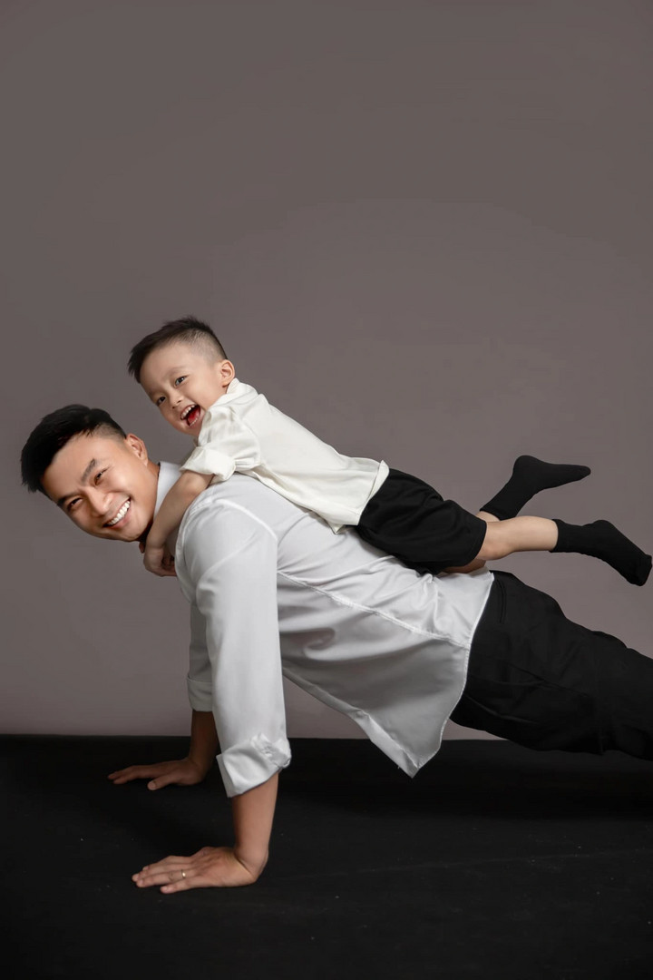 Duy Hưng và con trai là bé Bean.