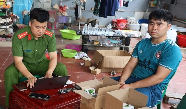 Nguyễn Văn Khánh (bên phải) bị khởi tố về hành vi