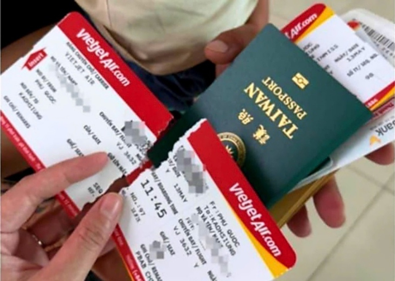 Vụ nữ du khách bị xé thẻ lên máy bay: Đình chỉ công tác  1 cán bộ công an cửa khẩu- Ảnh 1.