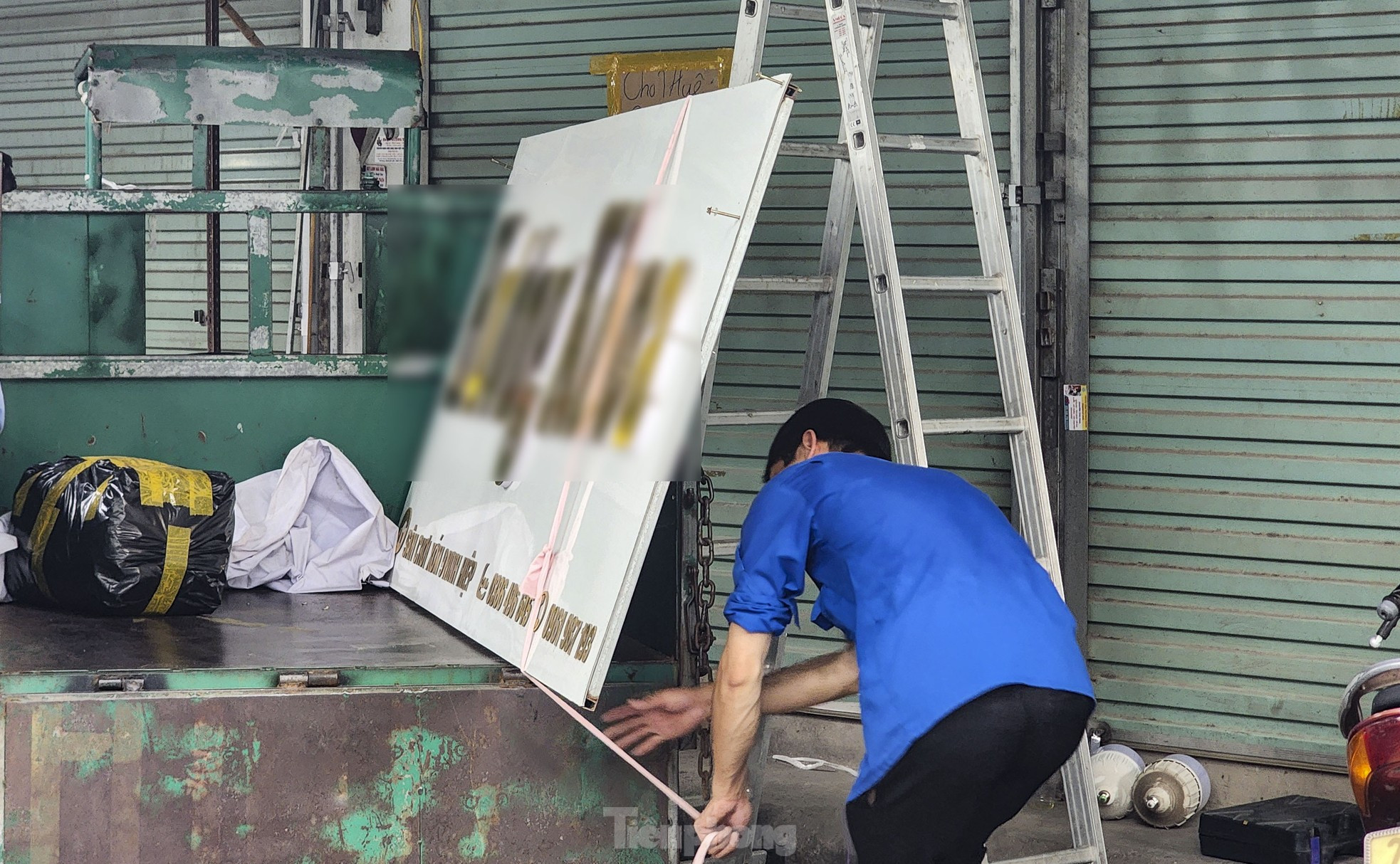 Cảnh khó tin tại thủ phủ thời trang lớn nhất miền Bắc ảnh 7