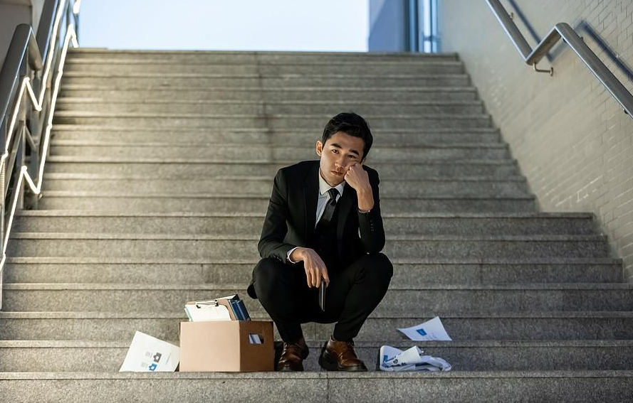 Cống hiến 10 năm đột ngột bị sa thải, ngày rời đi, sếp đưa cho tôi một phong bì: Bên trong không phải tiền mà là thứ còn bất ngờ hơn- Ảnh 1.