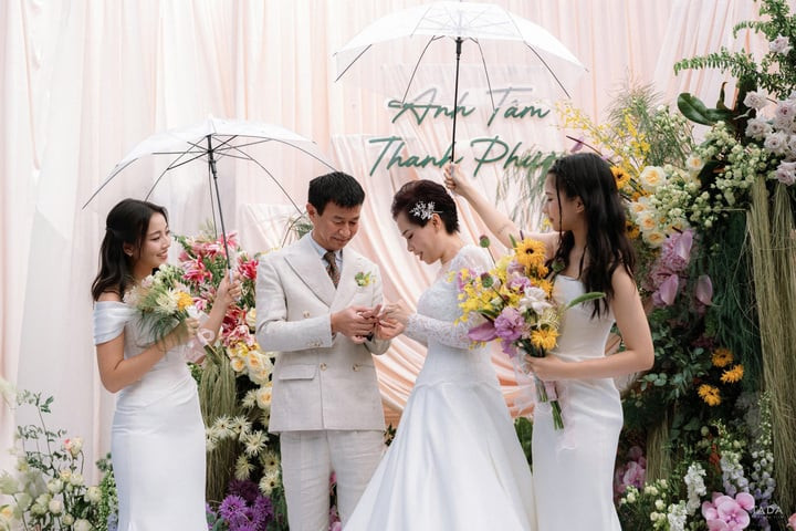 Sau 27 năm, hai người có cơ hội trao nhẫn cưới cho nhau lần nữa.