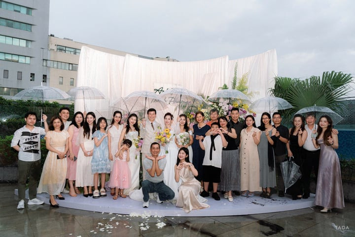 Trời mưa to nhưng đám cưới vẫn rất thành công, với sự góp mặt của nhiều người thân.
