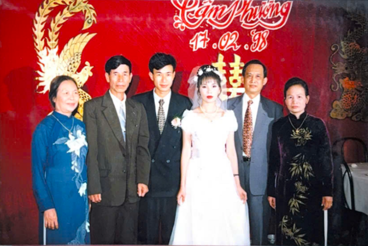 Đám cưới giản dị ngày 17/2/1998.