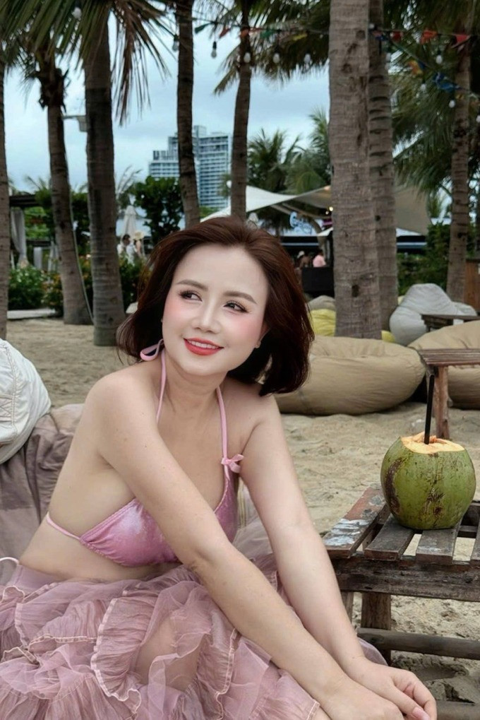 Diễn viên Việt 5 đời chồng mặc bikini khoe sắc vóc ngày càng tươi trẻ ở tuổi 49