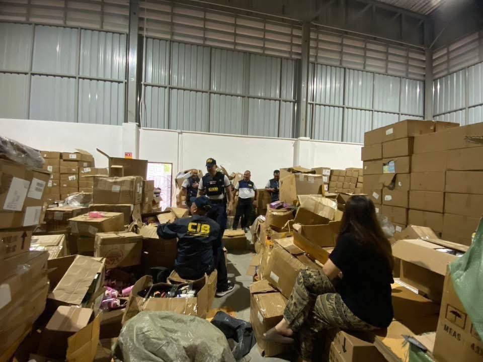 Hơn 78.223 sản phẩm mỹ phẩm, thiết bị điện tử,... giả bị phát hiện ở Thái Lan: Đường dây khủng do 2 nghi phạm Trung Quốc cầm đầu- Ảnh 8.