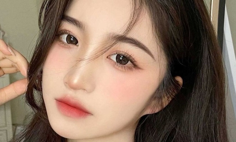 Một đôi chân mày được tỉa tót gọn gàng, có đường cong thanh thoát sẽ tạo hiệu ứng nâng đỡ cho đôi mắt, giúp mắt trông rộng và sáng hơn.