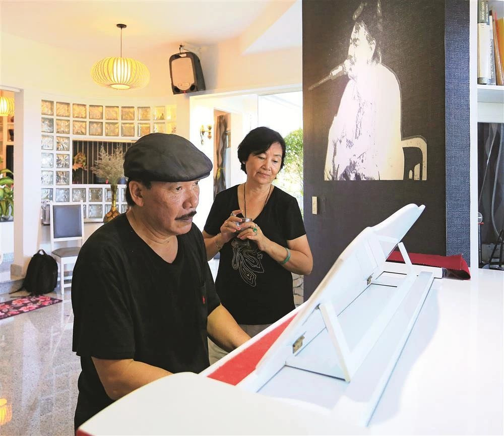 nhac si tran tien o can nha ven bien u80 van phai long vo 358