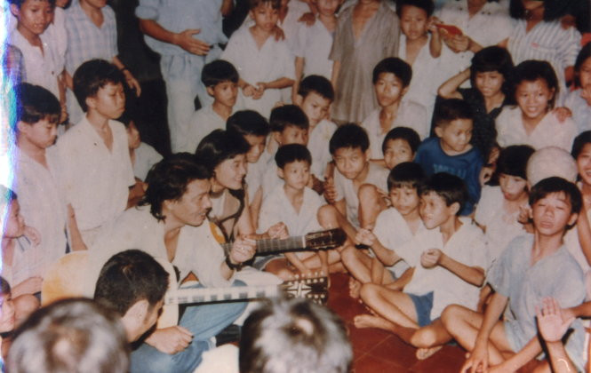 tran tien hat voi tre mo coi trai go vap 1992 2114