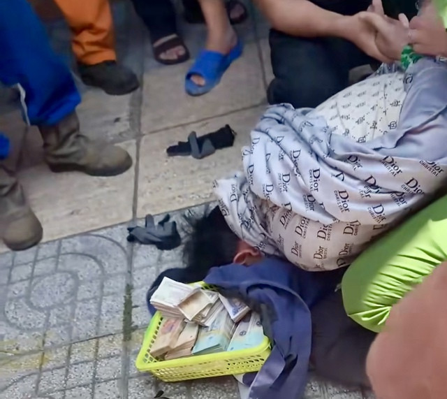 Người đàn ông mặc áo chống nắng xông vào ngân hàng cướp rổ tiền- Ảnh 2.