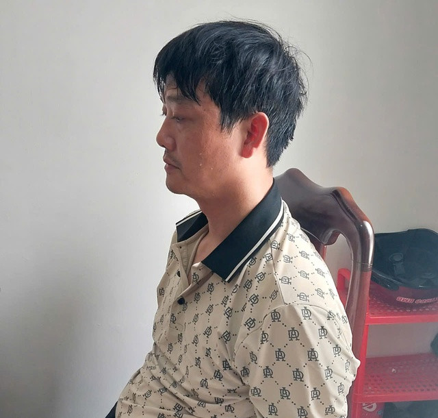 Người đàn ông mặc áo chống nắng xông vào ngân hàng cướp rổ tiền- Ảnh 3.