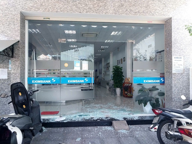 Người đàn ông mặc áo chống nắng xông vào ngân hàng cướp rổ tiền- Ảnh 1.