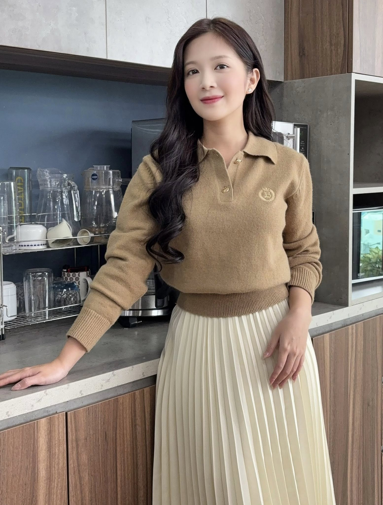 Nhan sắc nữ diễn viên 28 tuổi xinh như lớp 10 đang gây tranh cãi trong phim