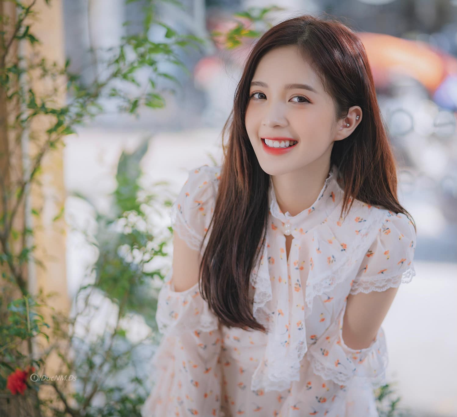 Nhan sắc nữ diễn viên 28 tuổi xinh như lớp 10 đang gây tranh cãi trong phim