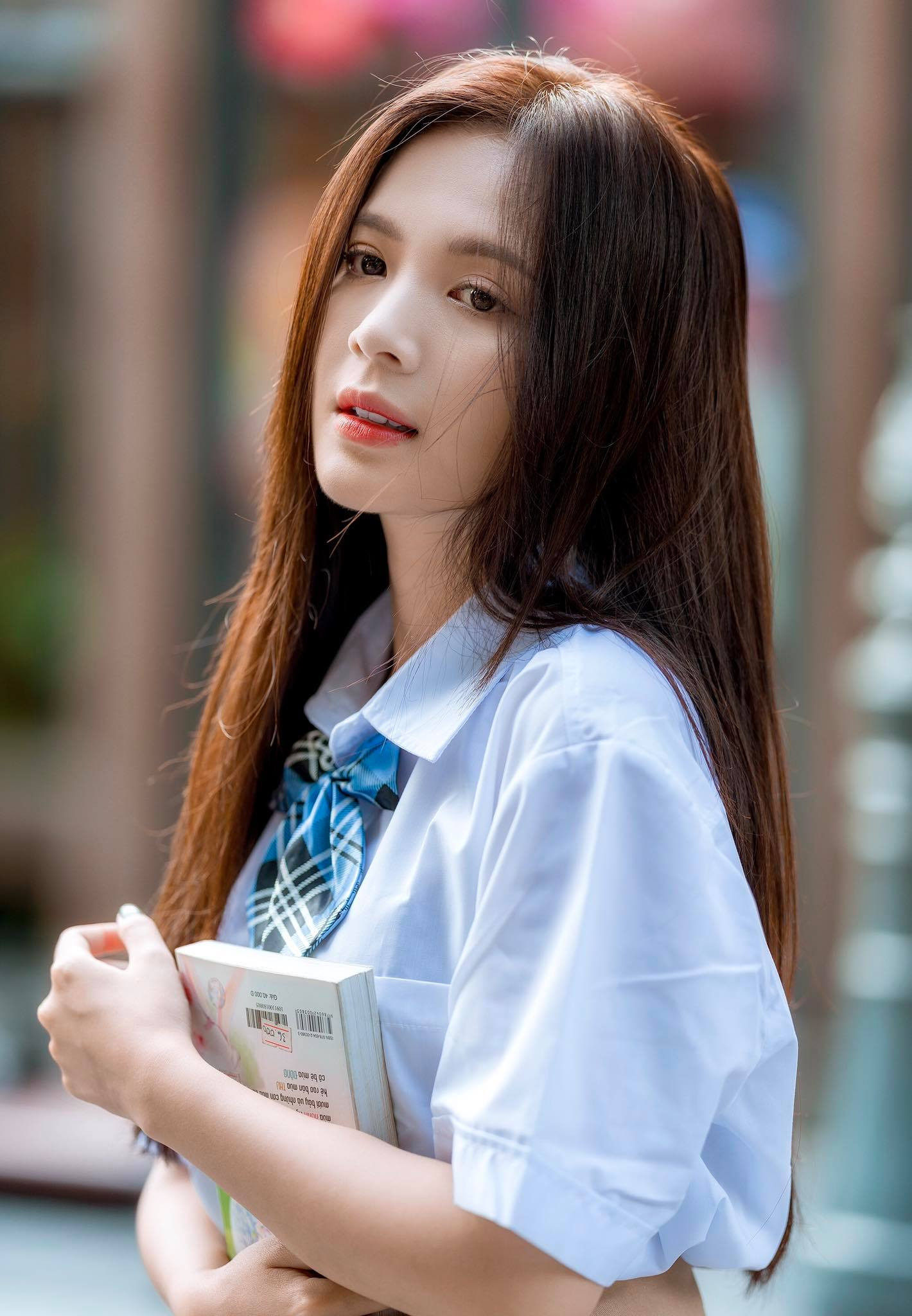 Nhan sắc nữ diễn viên 28 tuổi xinh như lớp 10 đang gây tranh cãi trong phim