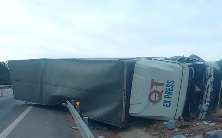Xe tải dán logo xe thư báo lật trên cao tốc Cam Lộ - La Sơn khiến 2 người bị thương. (Ảnh: CTV)