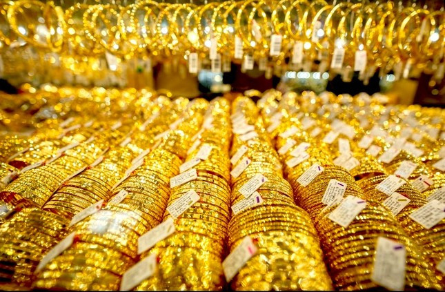 Giá vàng thế giới tăng vọt, bitcoin chạm mốc cao nhất mọi thời đại ảnh 1