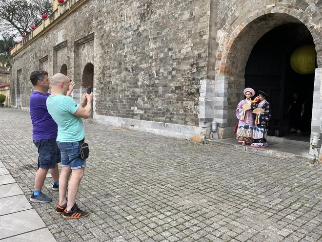 Khách Tây trải nghiệm 1 thứ ở Hoàng thành, nhận xét: