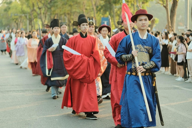 Khách Tây trải nghiệm 1 thứ ở Hoàng thành, nhận xét: