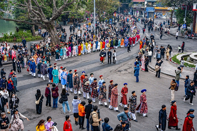 Khách Tây trải nghiệm 1 thứ ở Hoàng thành, nhận xét: