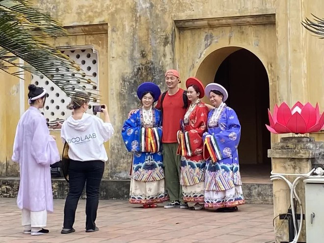 Khách Tây trải nghiệm 1 thứ ở Hoàng thành, nhận xét: