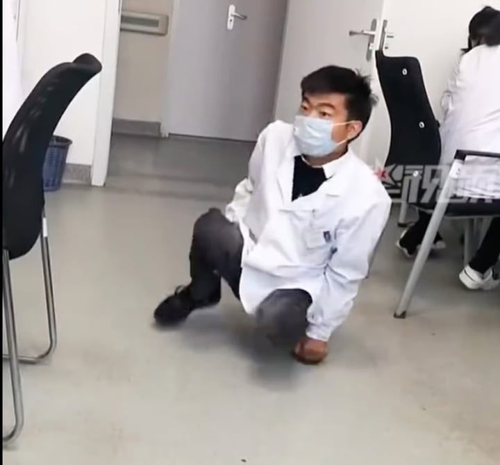 Sau 7 năm bị một nhóm ăn xin bóc lột, Li nhận ra mình hoàn toàn mù chữ, điều này đã khơi dậy ở anh quyết tâm thay đổi cuộc đời thông qua giáo dục. (Ảnh: Weibo)