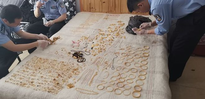 Phát hiện gần 5kg vàng trị giá 5,7 tỷ đồng bên trong bức tường một căn nhà thuê- Ảnh 2.