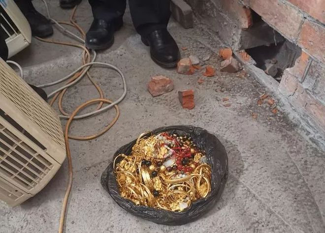 Phát hiện gần 5kg vàng trị giá 5,7 tỷ đồng bên trong bức tường một căn nhà thuê- Ảnh 1.