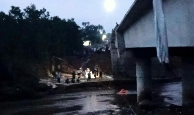 Rủ nhau suối tắm, 7 học sinh bị đuối nước, 1 em tử vong, 3 em mất tích- Ảnh 1.