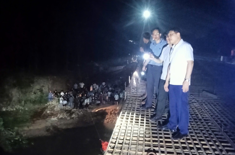 Rủ nhau suối tắm, 7 học sinh bị đuối nước, 1 em tử vong, 3 em mất tích- Ảnh 2.