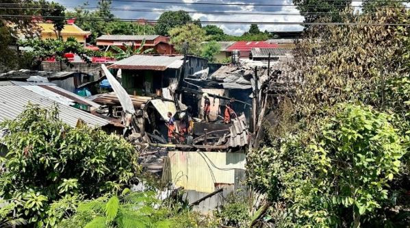 Bất cẩn khi hâm nóng đồ ăn, cụ ông làm cháy 3 ngôi nhà- Ảnh 1.