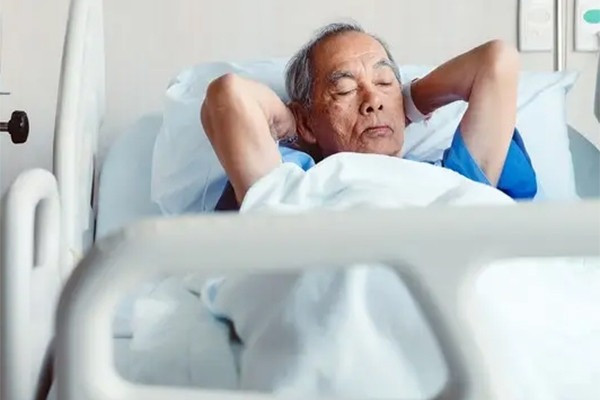 Cha già tự hào có 3 con trai tiến sĩ gửi tiền hàng tháng, đến lúc nằm viện ông mới nhận ra bài học đắt giá - Ảnh 1.