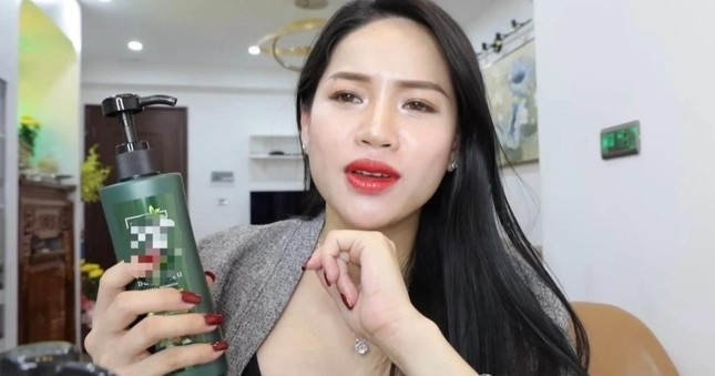 Chiến thần Võ Hà Linh nhiều lần livestream dậy sóng, bán hàng rẻ như cho ảnh 2