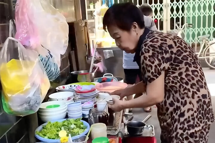 Kiều Trúc Phượng hiện phụ con gái bán hủ tiếu.