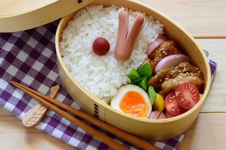 Mang cơm trưa đi làm là cách tiết kiệm rất hiệu quả. (Ảnh: Porh)