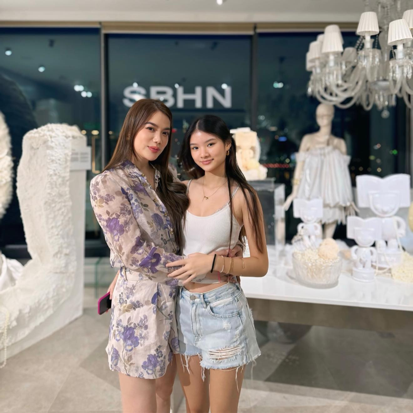 Ái nữ 17 tuổi nhà Trương Ngọc Ánh trổ mã, sở hữu đôi chân 'cực phẩm' - Ảnh 2.