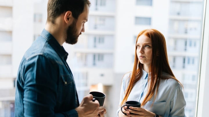 Lời chào này bắt đầu nghe giống một cuộc thẩm vấn hơn. (Ảnh: Shutterstock)