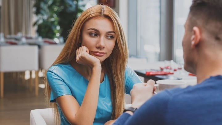 Không nên nói về các mối quan hệ trong quá khứ trong buổi hẹn hò đầu tiên. (Ảnh: Shutterstock)