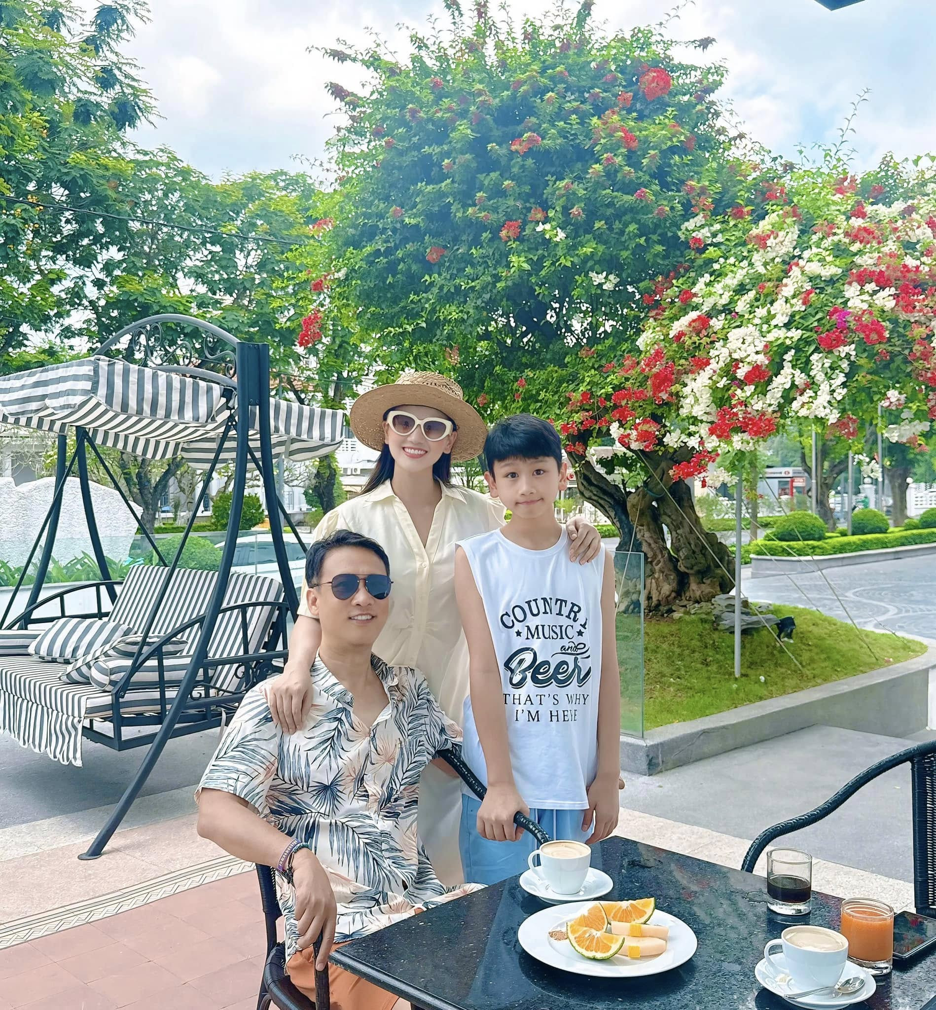 Lã Thanh Huyền chúc sinh nhật chồng doanh nhân, nhưng người thực sự gây chú ý lại là con trai- Ảnh 6.