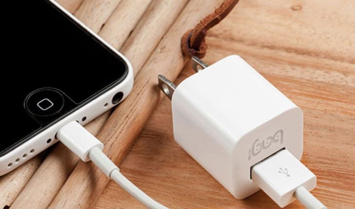 Mắc sai lầm này khi dùng sạc điện thoại, người đàn ông vô tình gây cháy nhà- Ảnh 1.