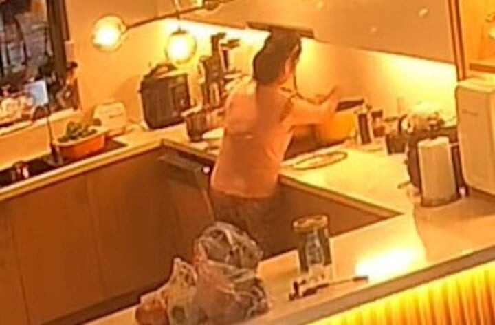 Cảnh bà O. vắt nước từ giẻ lau vào nồi nước uống của gia chủ được camera ghi lại.