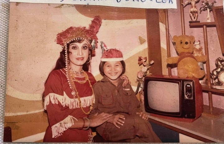 Hoa Mỹ Hạnh bên cậu con trai quá cố.