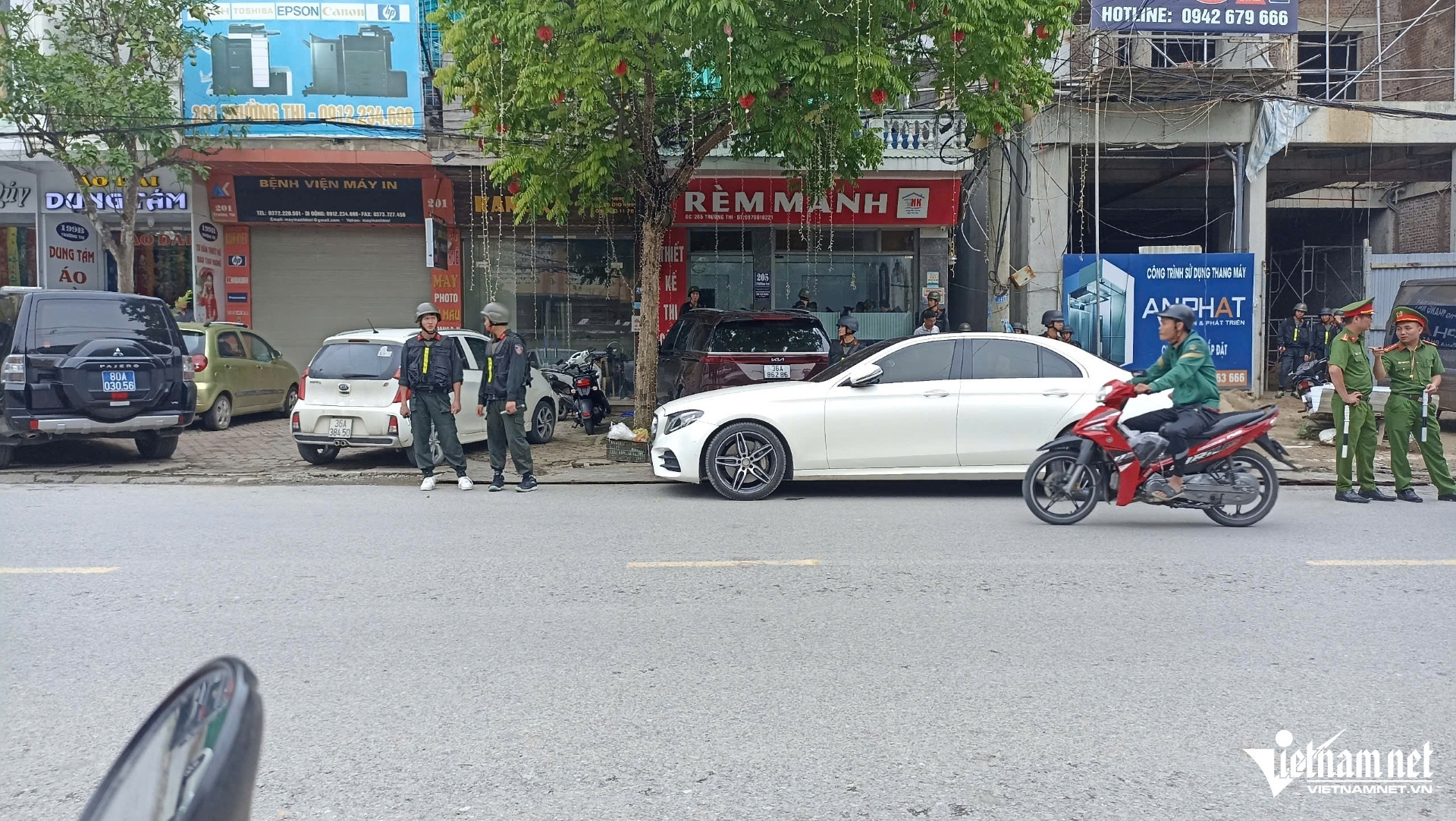 W-a2Cảnh sát khám xét đồng.jpg