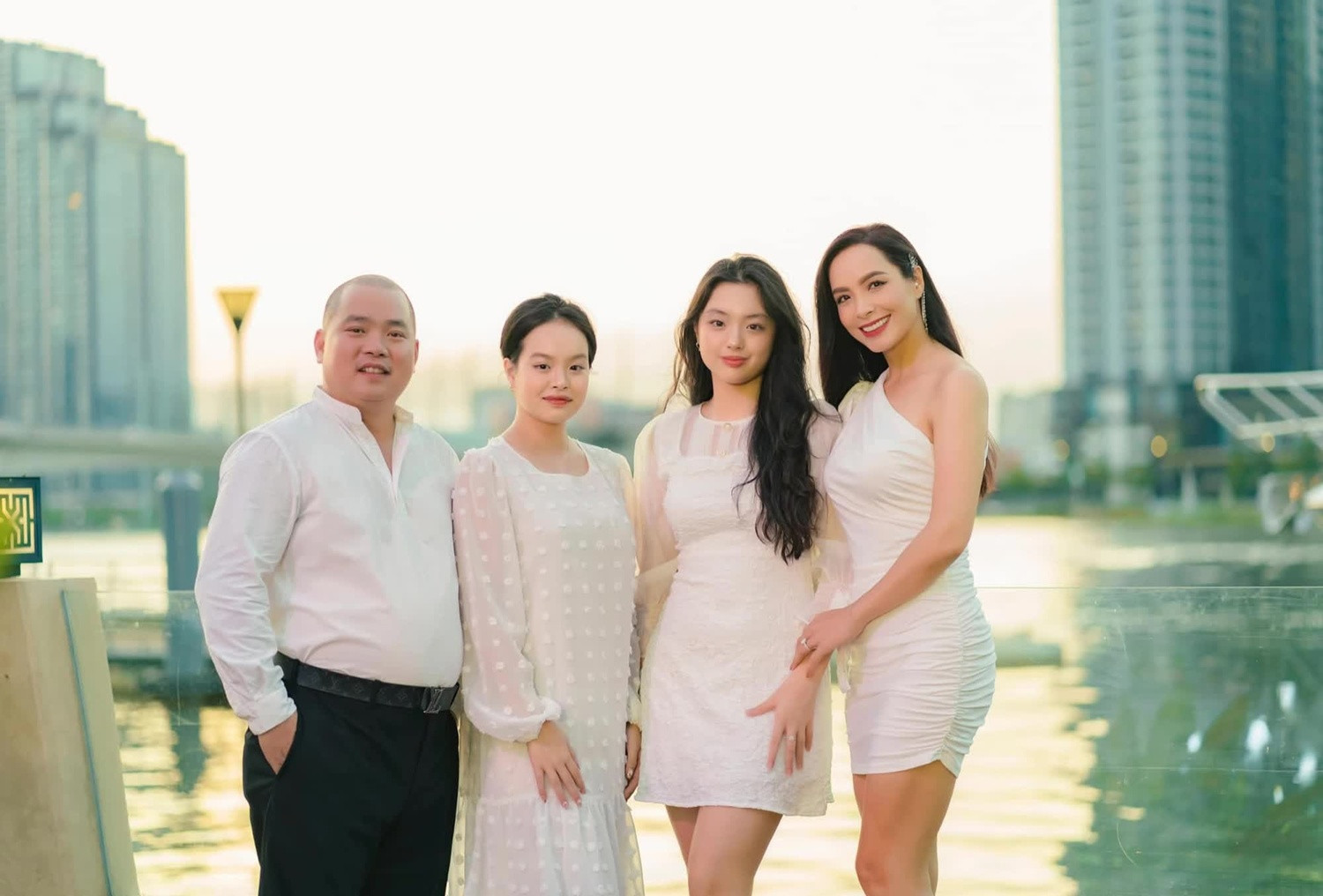 Nhan sắc con gái siêu mẫu Thúy Hạnh được khen đẹp như Kim Ji Won